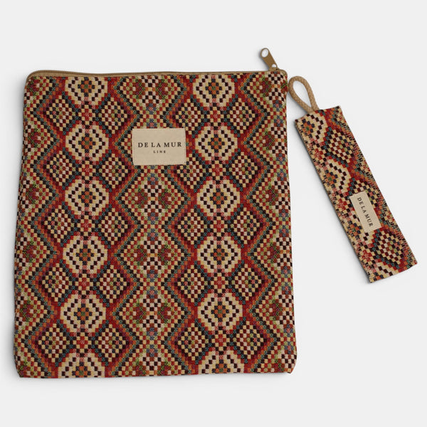 Monedero Regalo, estampado en beige, blanco, terracota, vista en uso — De La Mur