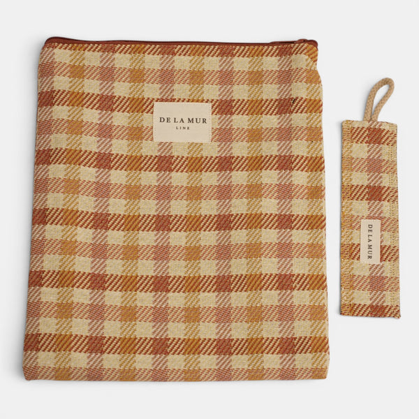Monedero Regalo, estampado en beige, terracota, naranja, vista en uso — De La Mur