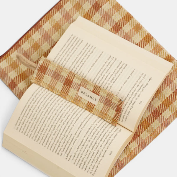 Monedero Regalo, estampado en beige, terracota, naranja, detalle del material y el acabado — De La Mur