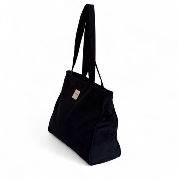 Bolsa con cremallera Aza, estampado en negro, gris, vista en uso — De La Mur
