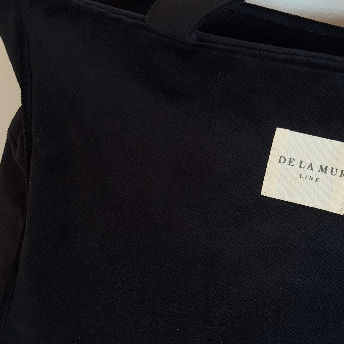 Bolsa con cremallera Aza, estampado en negro, gris, detalle del estampado y el material — De La Mur