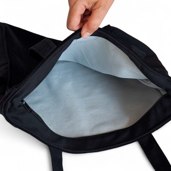 Bolsa con cremallera Aza, estampado en negro, gris, detalle del material y el acabado — De La Mur