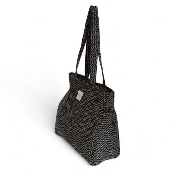 Bolsa con cremallera Dana, estampado en gris, rojo, amarillo, vista en uso — De La Mur