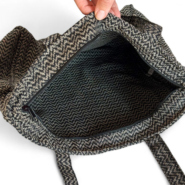 Bolsa con cremallera Dana, estampado en gris, rojo, amarillo, detalle del material y el acabado — De La Mur