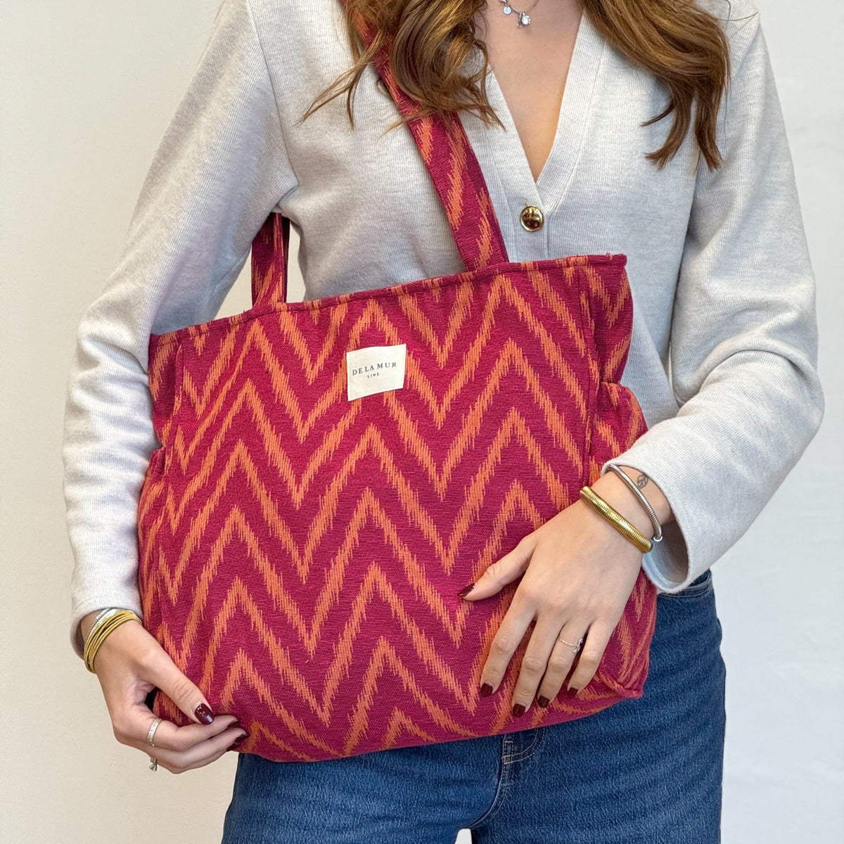 Bolsa con cremallera Fuego, estampado en rojo, naranja y amarillo, detalle del producto — De La Mur