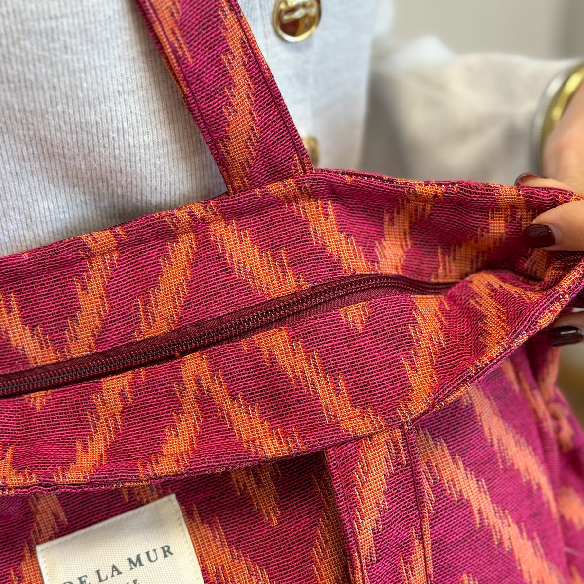 Bolsa con cremallera Fuego, estampado en rojo, naranja y amarillo, detalle del producto — De La Mur