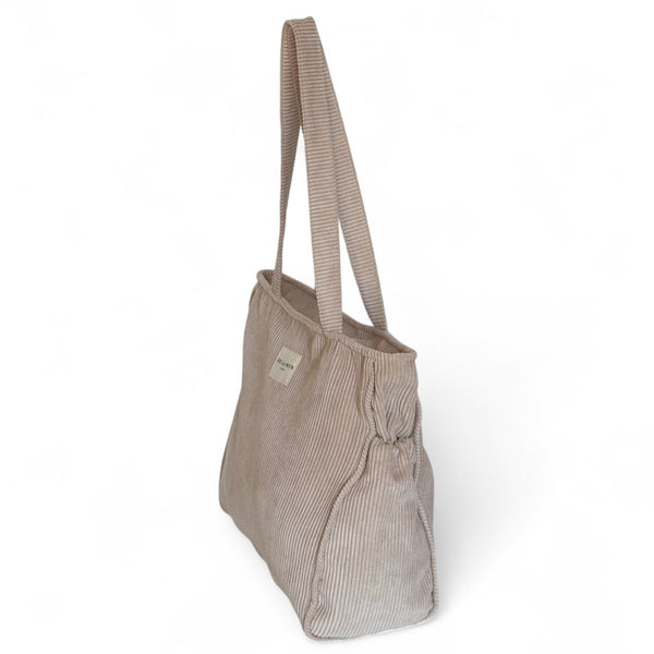 Bolsa con cremallera Tofe, estampado en blanco, gris, marrón, vista en uso — De La Mur