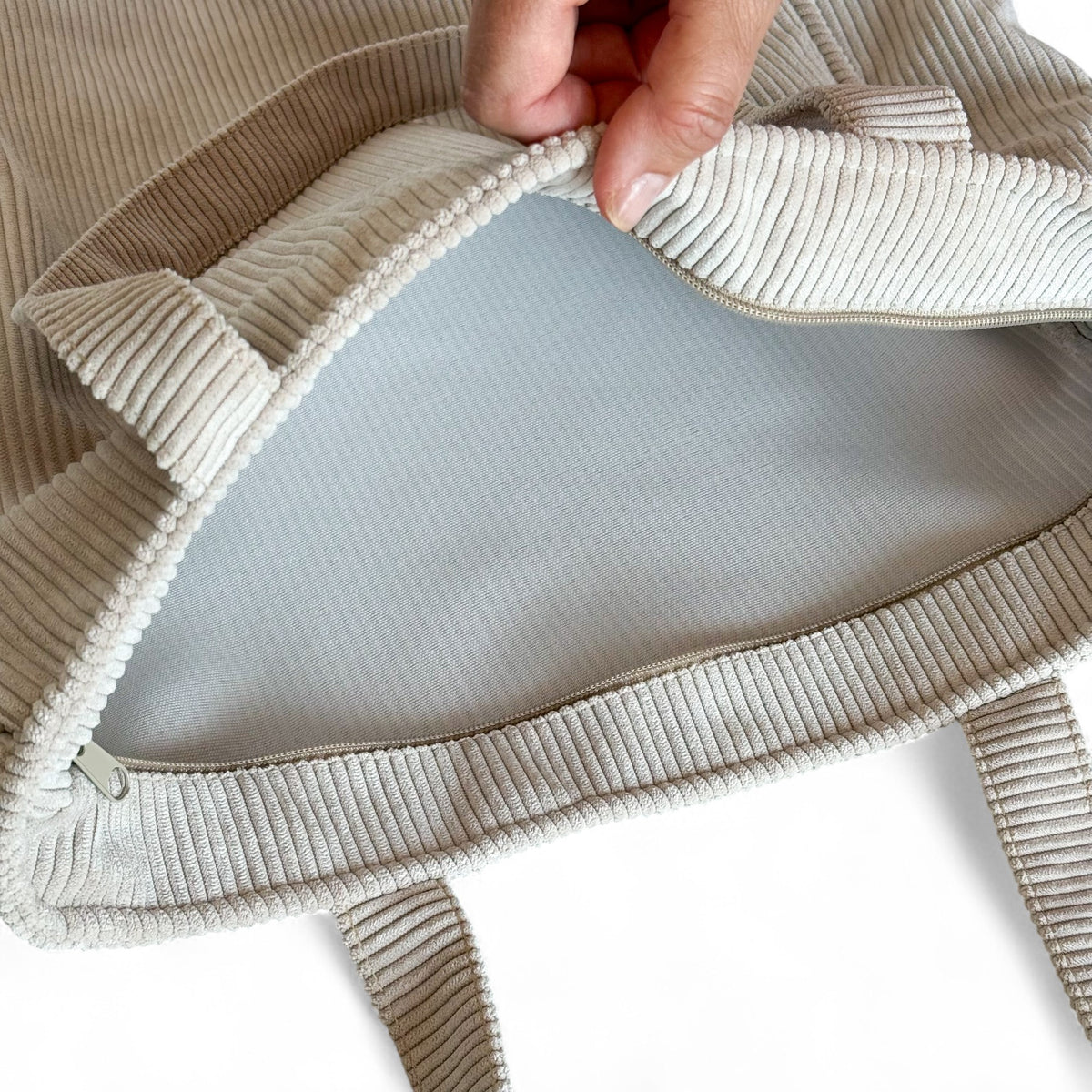 Bolsa con cremallera Tofe, estampado en blanco, gris, marrón, detalle del material y el acabado — De La Mur