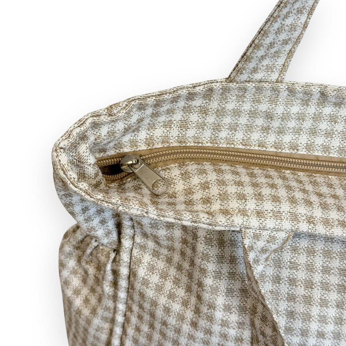 Bolsa con cremallera Vison, acabado visón y marrón, detalle del material y el acabado — De La Mur