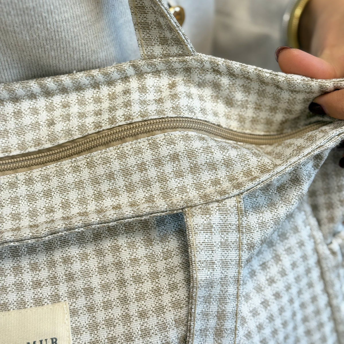 Bolsa con cremallera Vison, acabado visón y marrón, detalle del producto — De La Mur