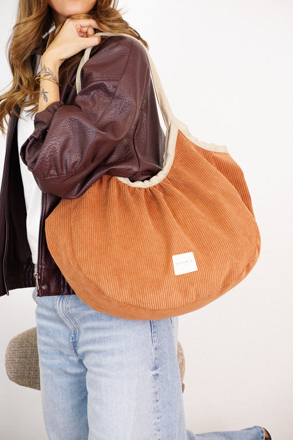 Bolso Barro, estampado en terracota, beige, rojo, vista en uso — De La Mur