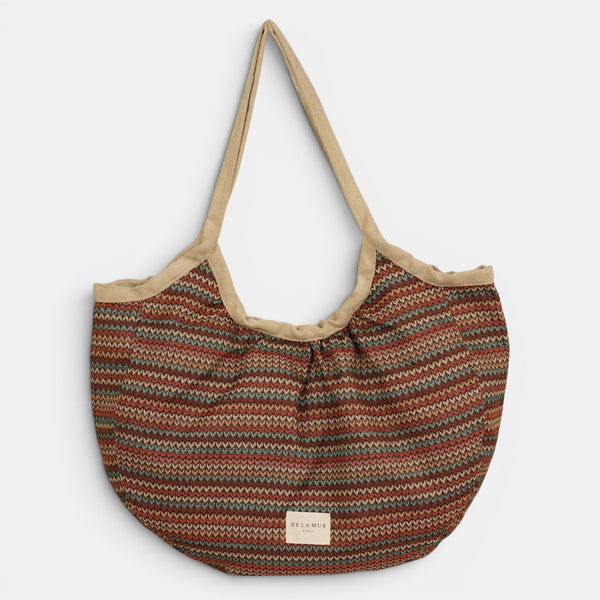 Bolso Fron, estampado en beige, azul, terracota, detalle del estampado y el material — De La Mur