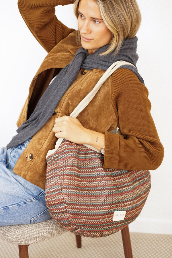 Bolso Fron, estampado en beige, azul, terracota, vista en uso — De La Mur