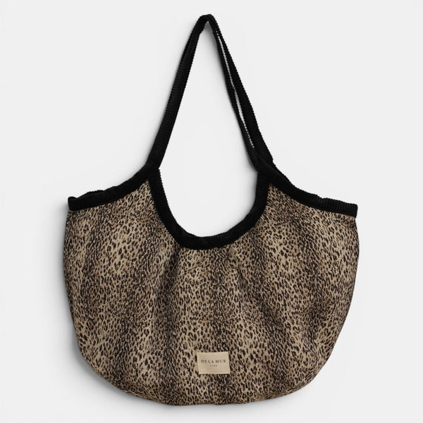 Bolso Leo, estampado en beige, marrón, negro, detalle del estampado y el material — De La Mur