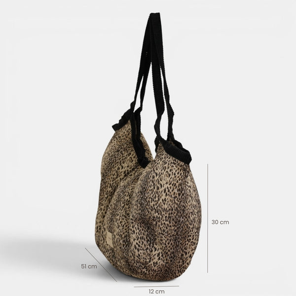 Bolso Leo, estampado en beige, marrón, negro, detalle del material y el acabado — De La Mur