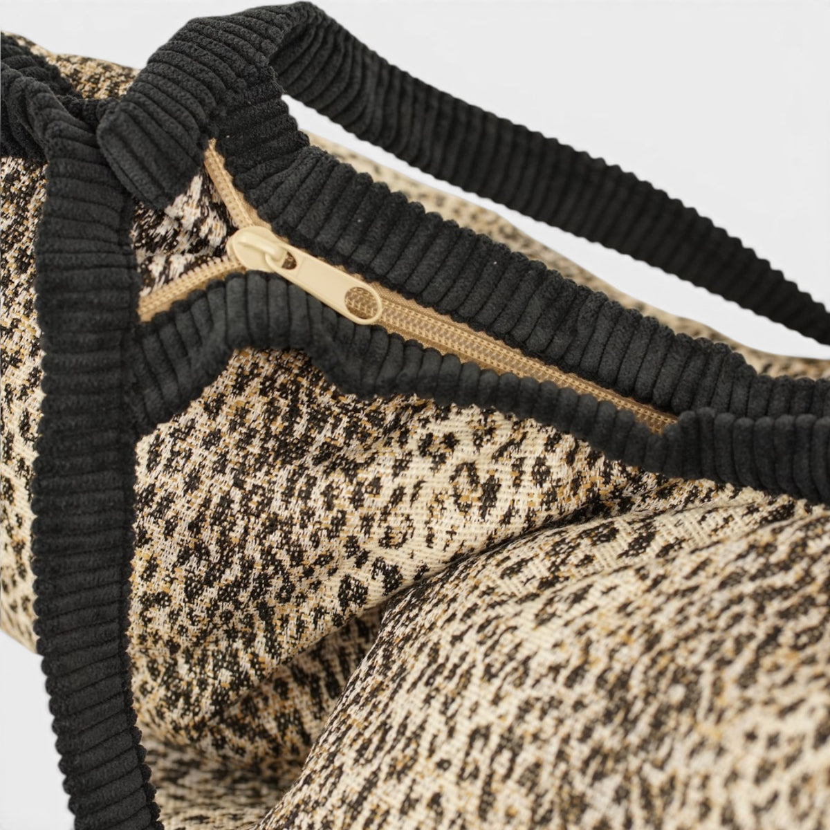 Bolso Leo, estampado en beige, marrón, negro, detalle del producto — De La Mur