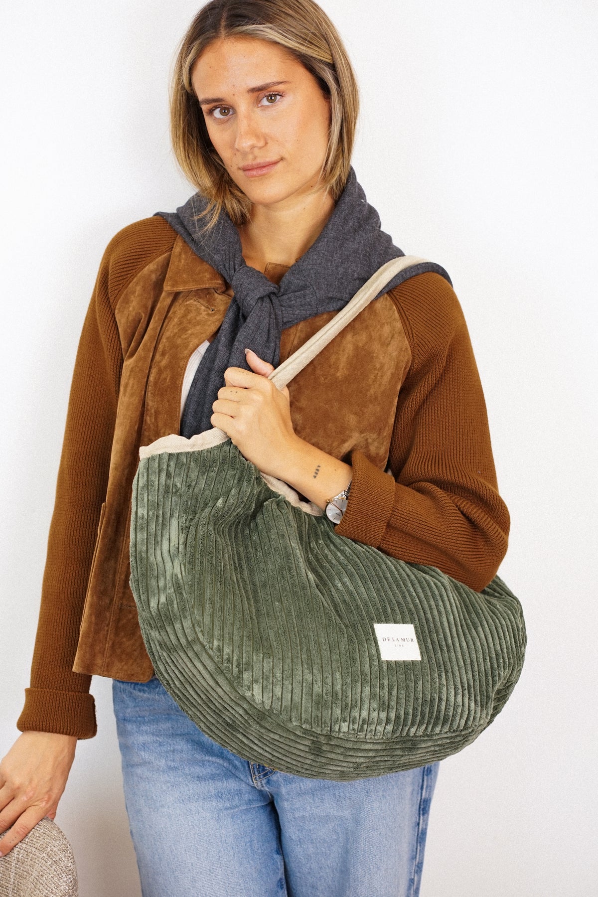 Bolso Musgo, acabado verde musgo, vista en uso — De La Mur