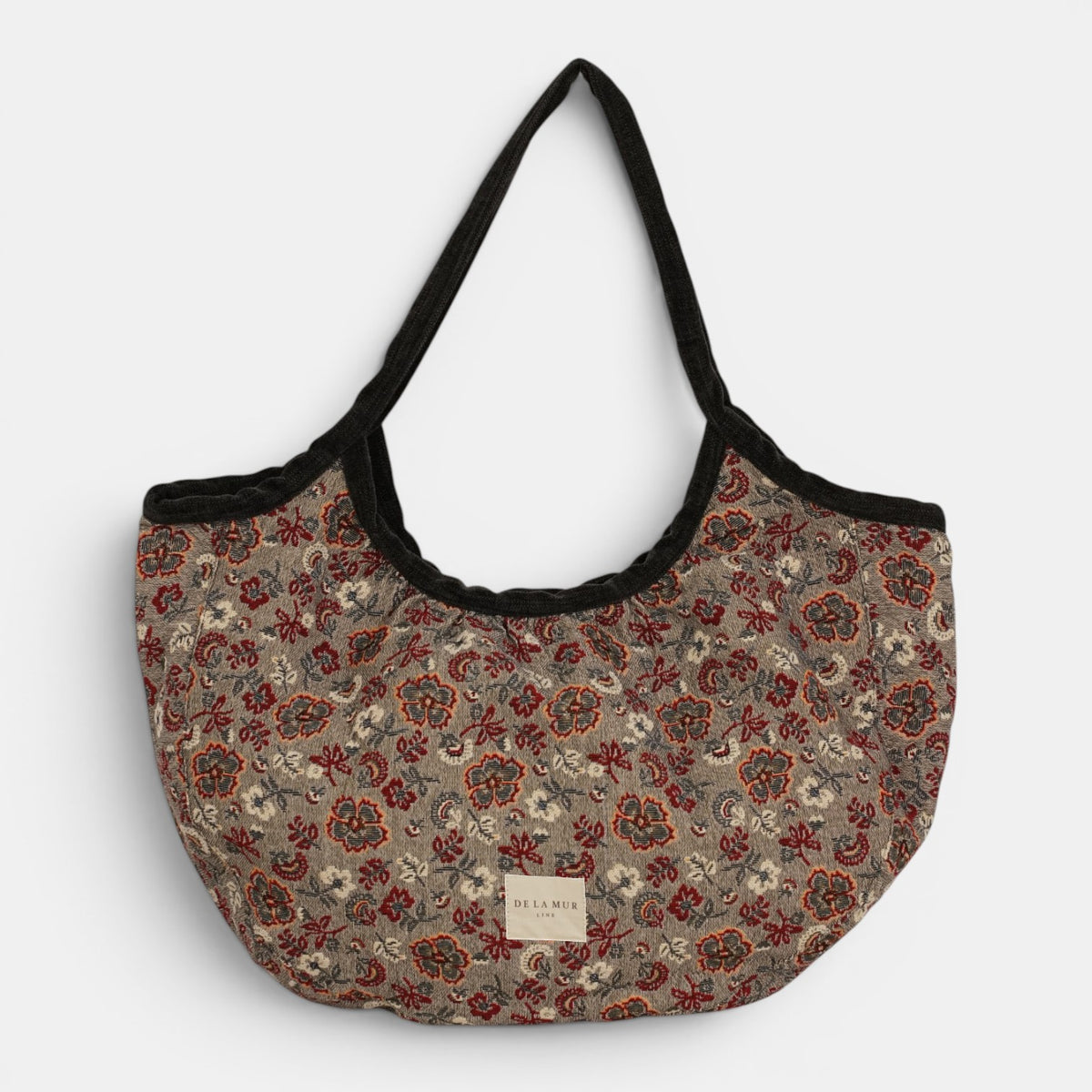 Bolso Nira, estampado en rojo, beige, blanco, detalle del estampado y el material — De La Mur