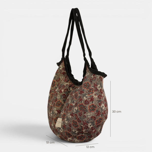 Bolso Nira, estampado en rojo, beige, blanco, detalle del material y el acabado — De La Mur