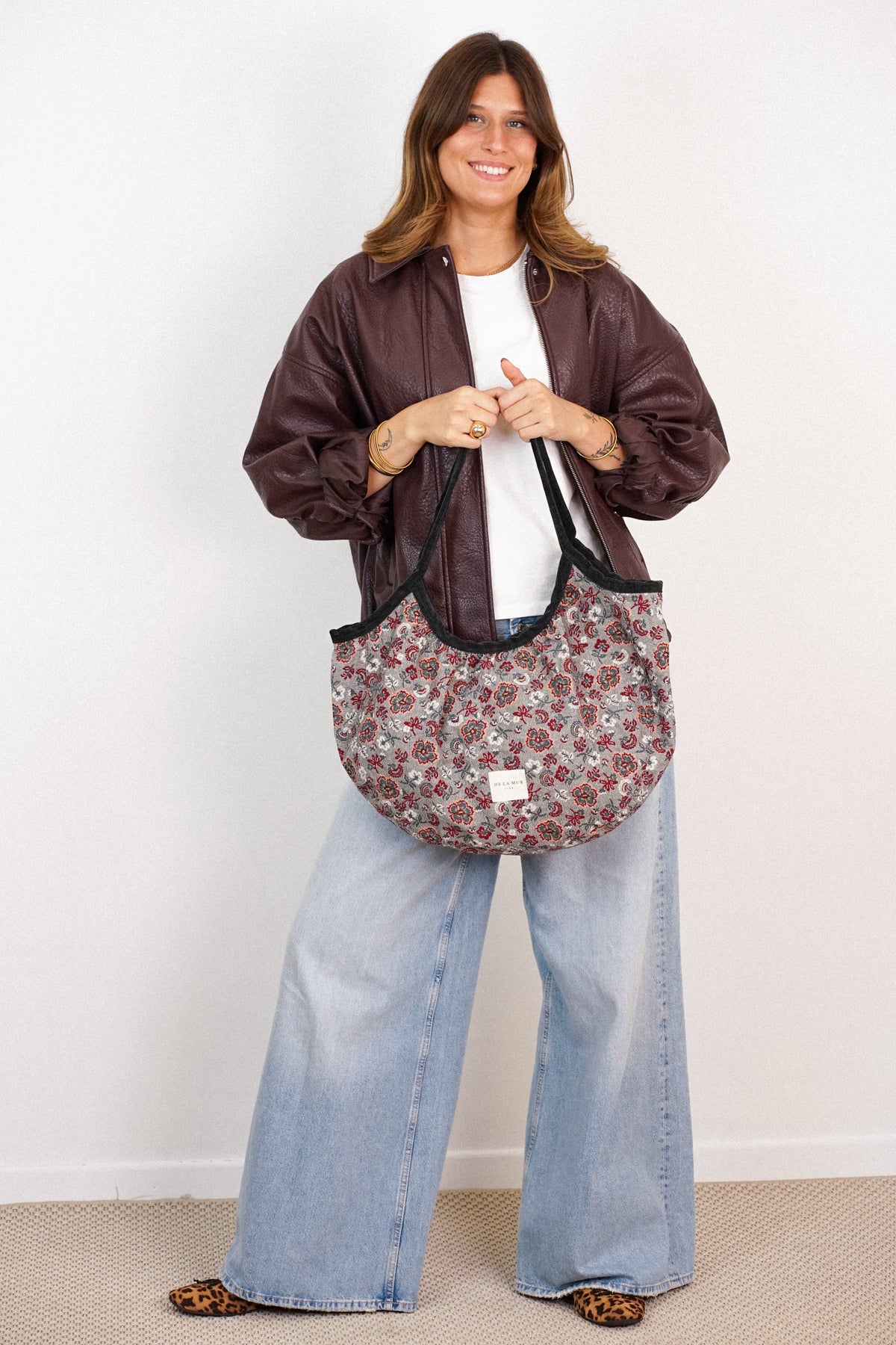 Bolso Nira, estampado en rojo, beige, blanco, vista en uso — De La Mur