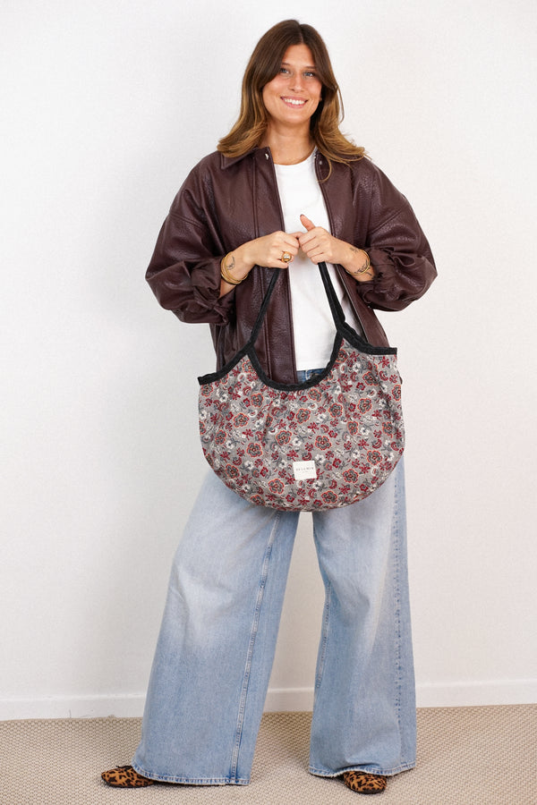 Bolso Nira, estampado en rojo, beige, blanco, vista en uso — De La Mur