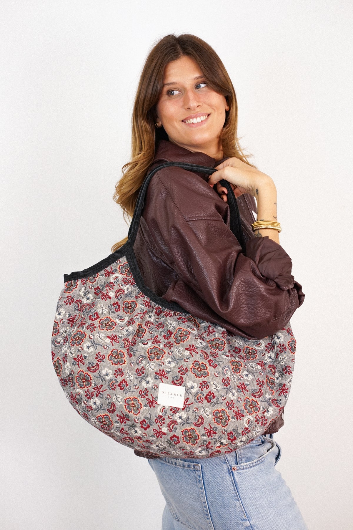 Bolso Nira, estampado en rojo, beige, blanco, vista frontal — De La Mur