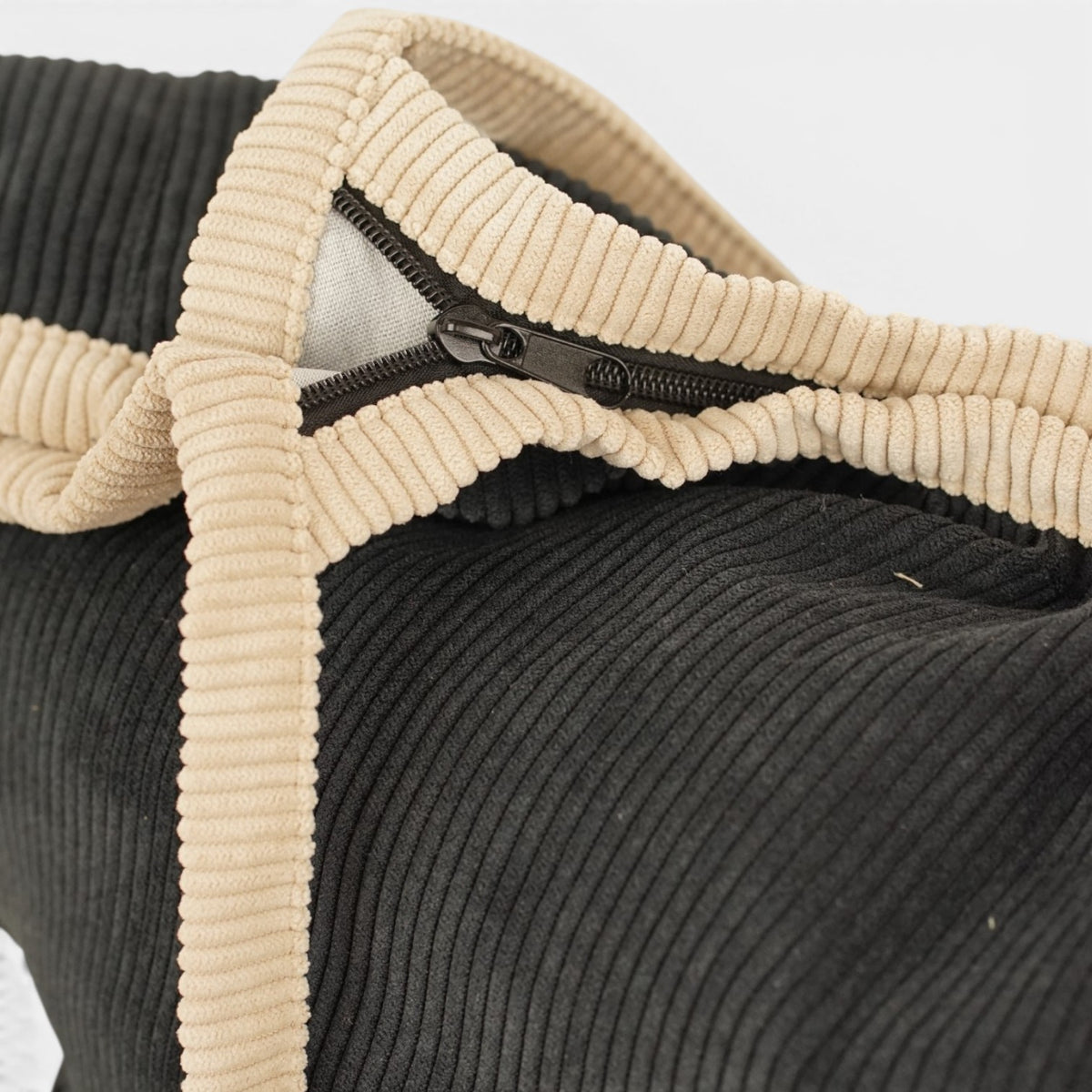 Bolso Nit, estampado en negro, beige, gris, detalle del producto — De La Mur