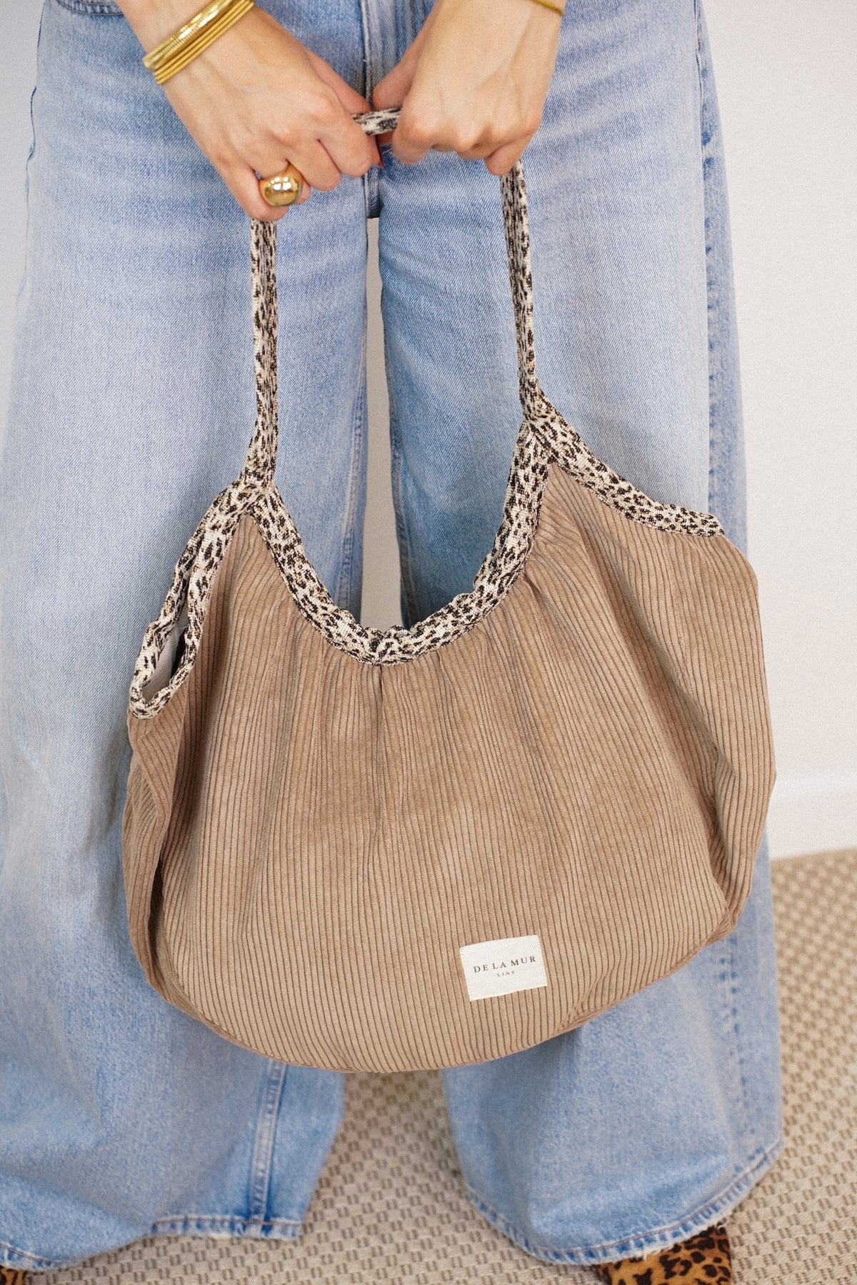 Bolso Toast, estampado en blanco, beige, rojo, vista en uso — De La Mur