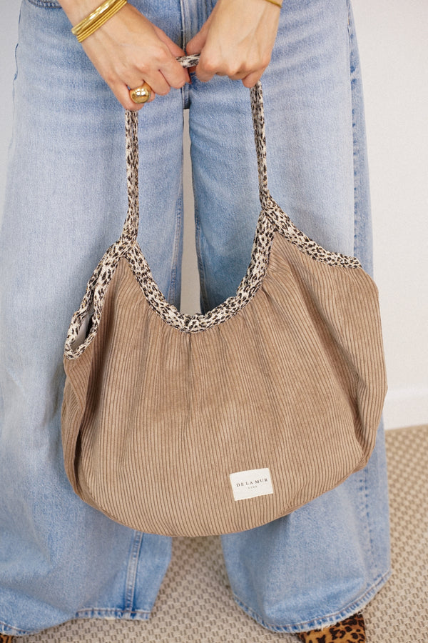 Bolso Toast, estampado en blanco, beige, rojo, vista en uso — De La Mur