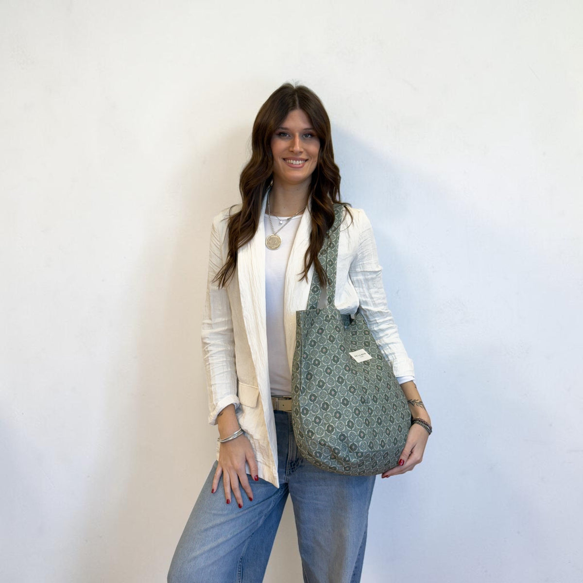 Bolsa grande Ariel, estampado en gris, blanco, amarillo, vista en uso — De La Mur