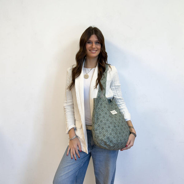 Bolsa grande Ariel, estampado en gris, blanco, amarillo, vista en uso — De La Mur
