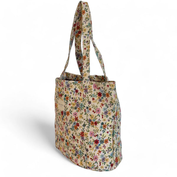Bolsa grande Blum, estampado en beige, marrón, blanco, detalle del estampado y el material — De La Mur