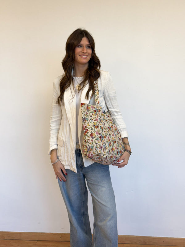 Bolsa grande Blum, estampado en beige, marrón, blanco, vista en uso — De La Mur