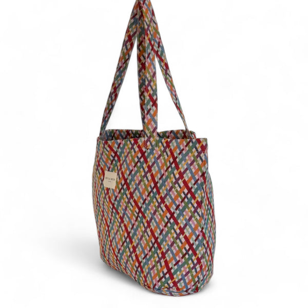 Bolsa grande Cap, estampado en rojo, blanco, beige, detalle del estampado y el material — De La Mur