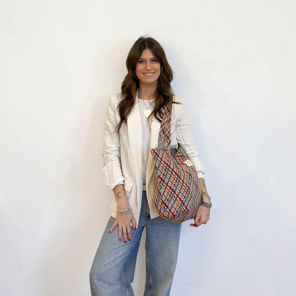 Bolsa grande Cap, estampado en rojo, blanco, beige, vista en uso — De La Mur