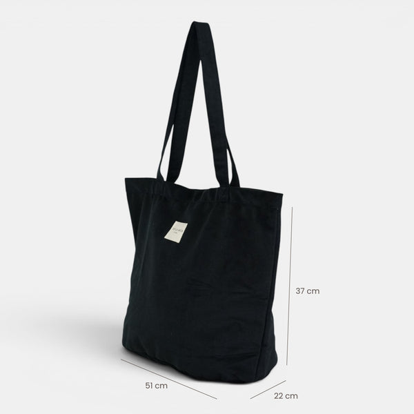 Bolsa grande con cremallera Aza, acabado negro, vista en uso — De La Mur