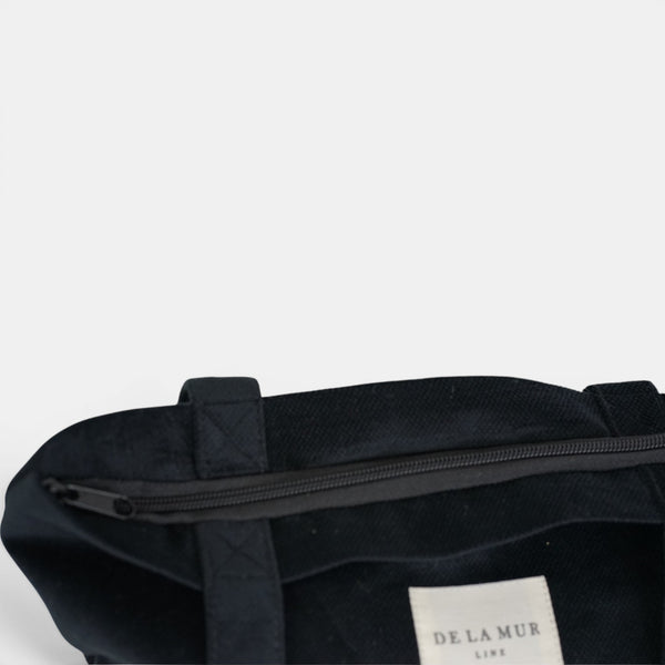 Bolsa grande con cremallera Aza, acabado negro, detalle del estampado y el material — De La Mur