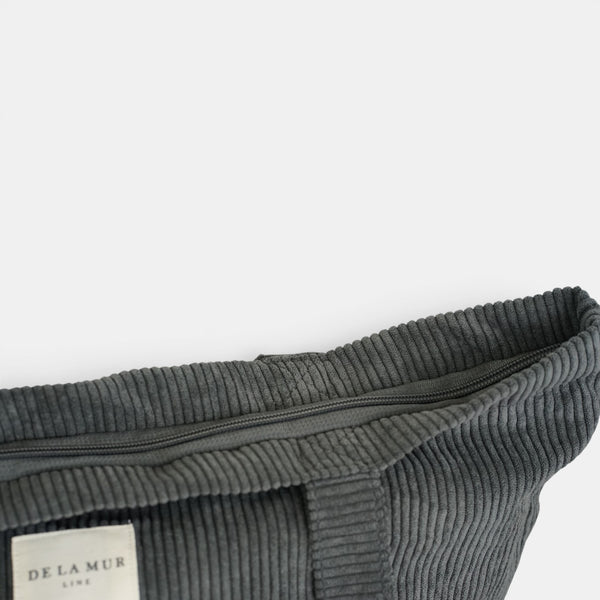 Bolsa grande con cremallera Boni, estampado en gris, turquesa, verde, detalle del estampado y el material — De La Mur