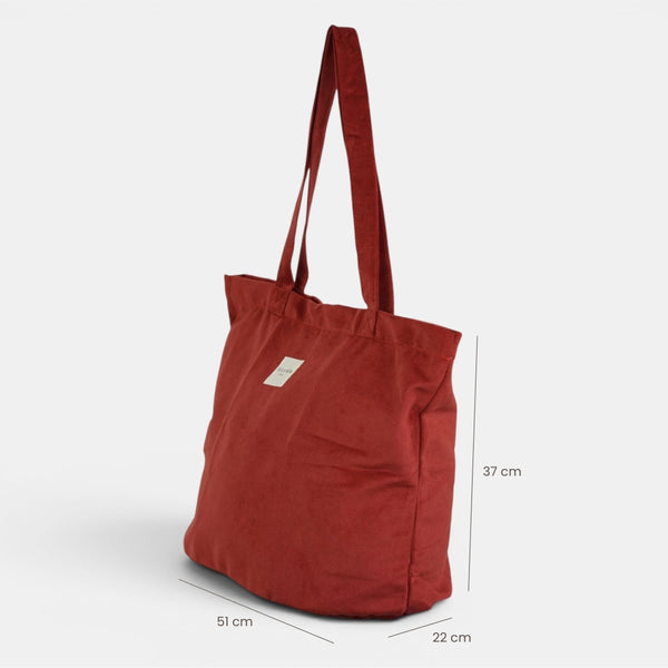 Bolsa grande con cremallera Bore, estampado en rojo, vista en uso — De La Mur