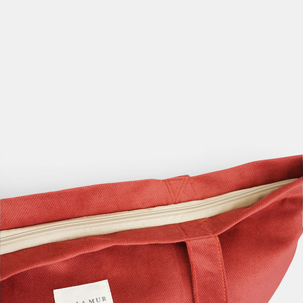 Bolsa grande con cremallera Bore, estampado en rojo, detalle del estampado y el material — De La Mur