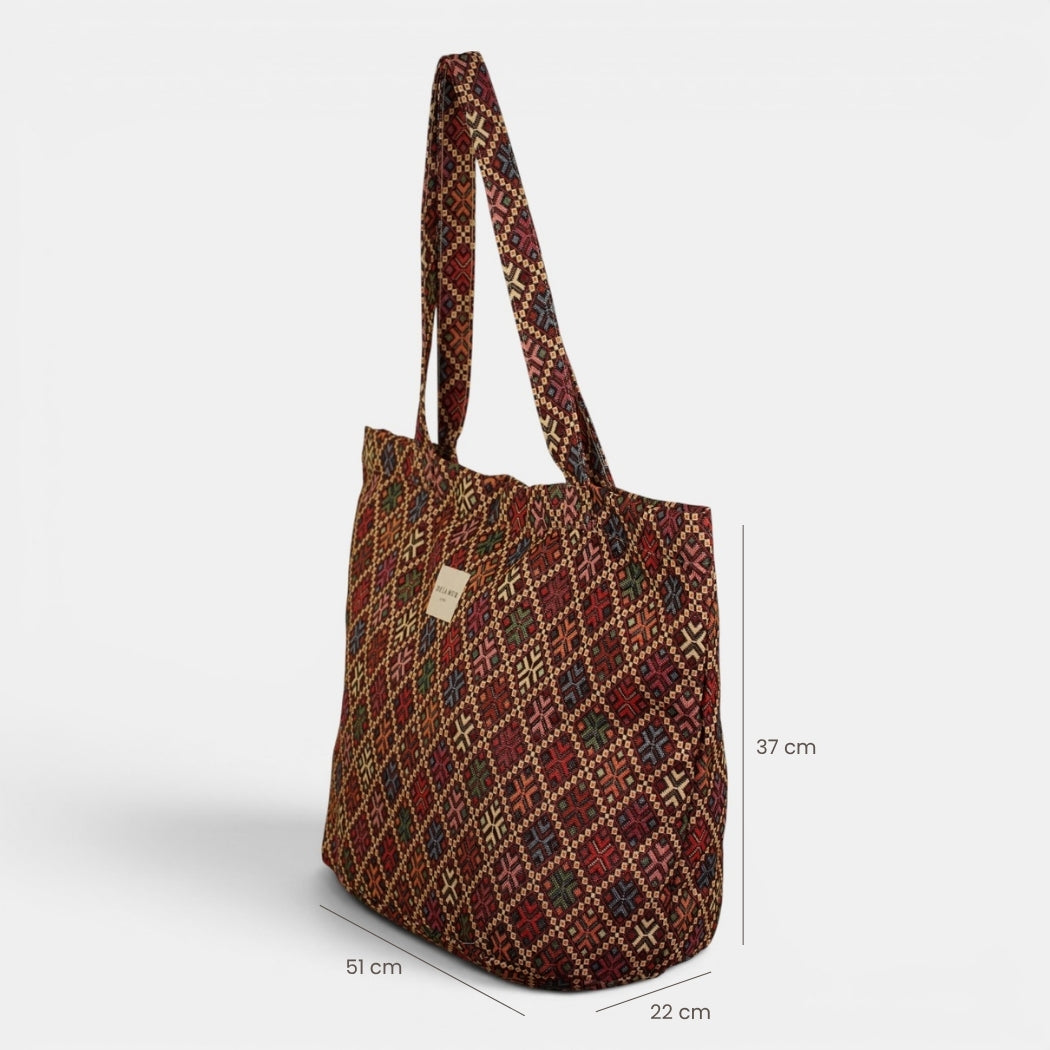 Bolsa grande con cremallera Chic, estampado en negro, blanco, rojo, detalle del material y el acabado — De La Mur