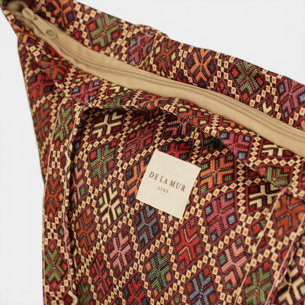 Bolsa grande con cremallera Chic, estampado en negro, blanco, rojo, detalle del producto — De La Mur