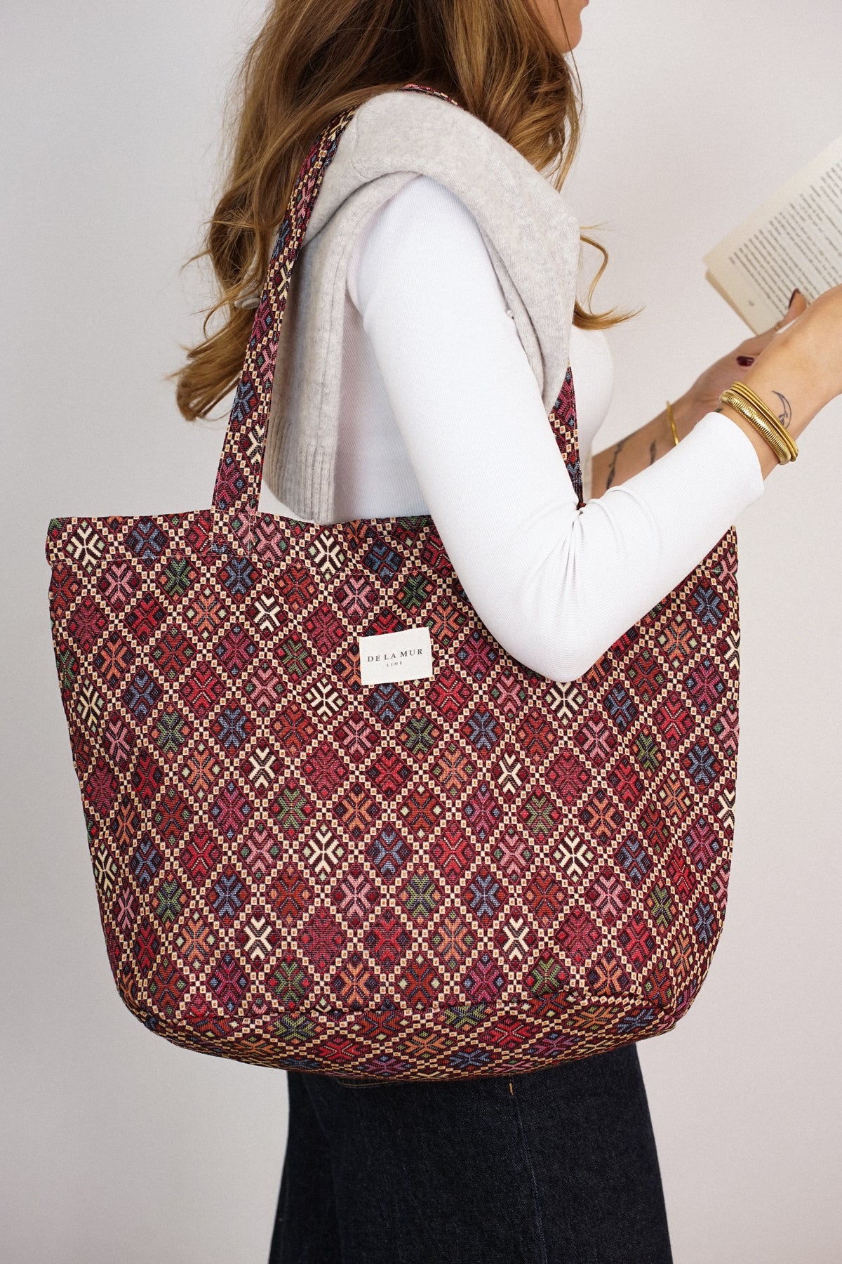 Bolsa grande con cremallera Chic, estampado en negro, blanco, rojo, vista en uso — De La Mur