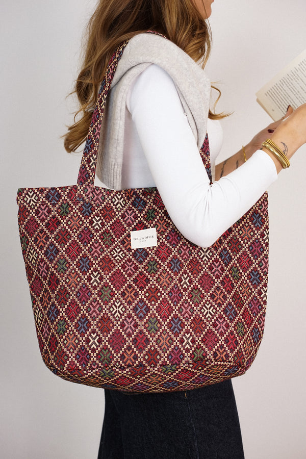 Bolsa grande con cremallera Chic, estampado en negro, blanco, rojo, vista en uso — De La Mur