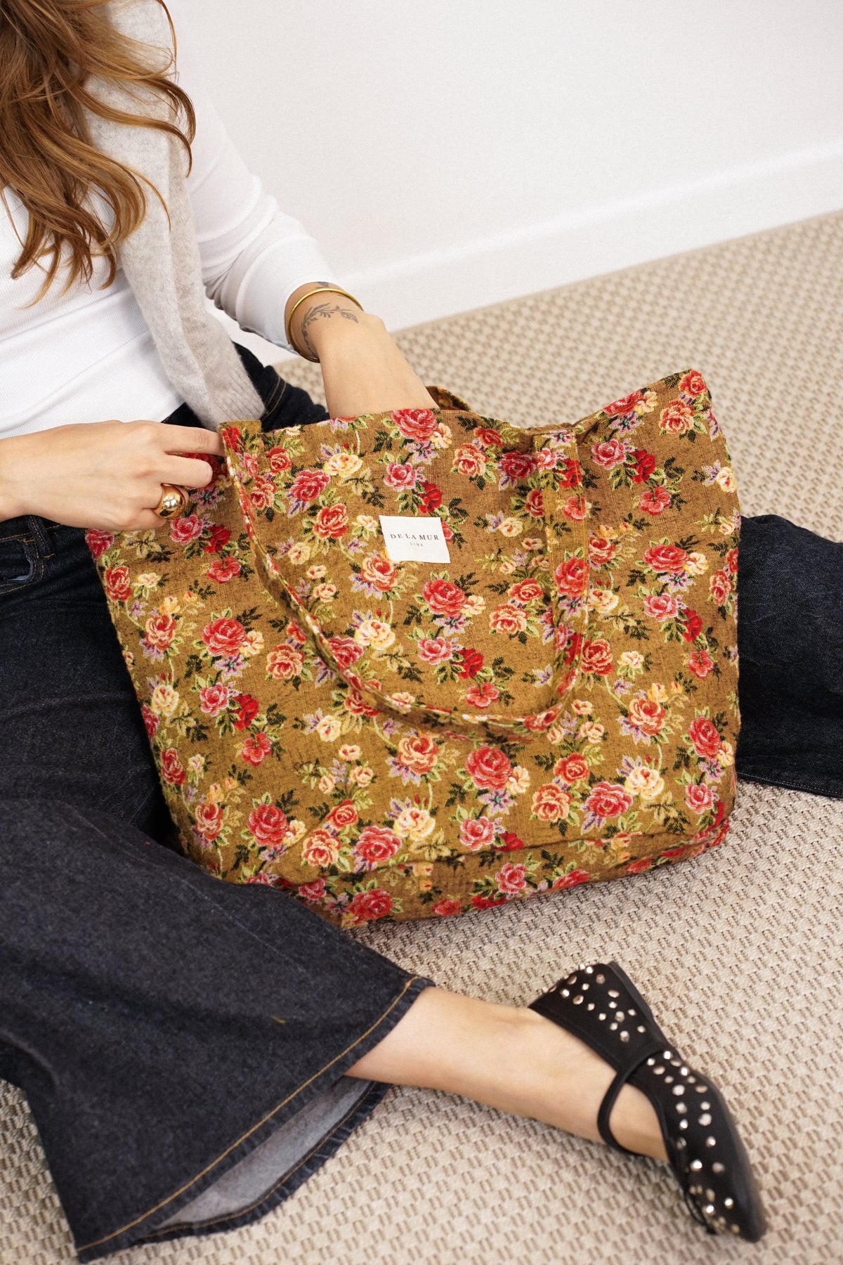 Bolsa grande con cremallera Esme, estampado en beige, naranja, terracota, vista en uso — De La Mur