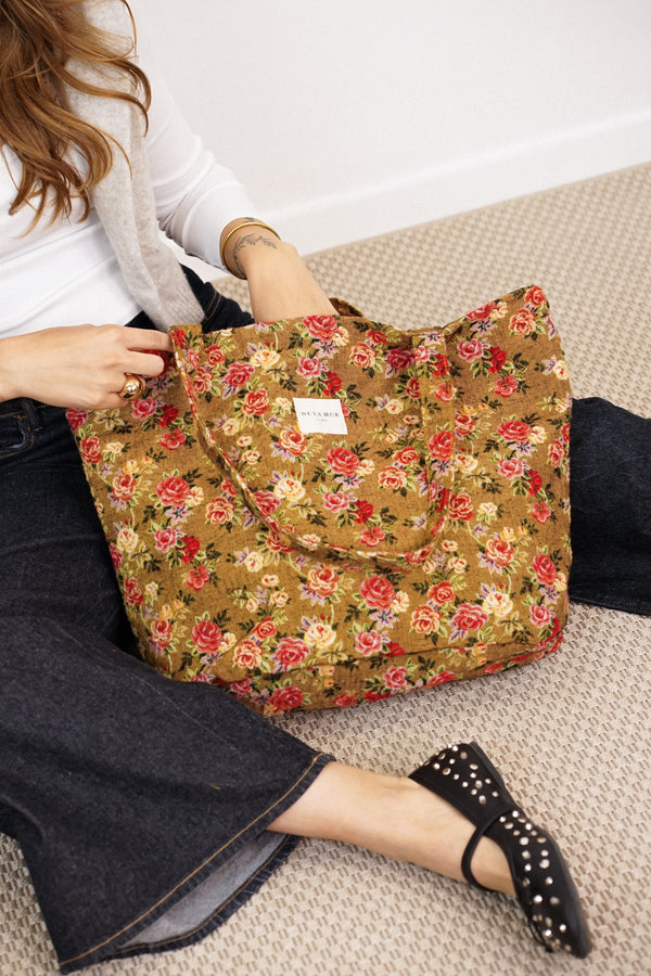 Bolsa grande con cremallera Esme, estampado en beige, naranja, terracota, vista en uso — De La Mur