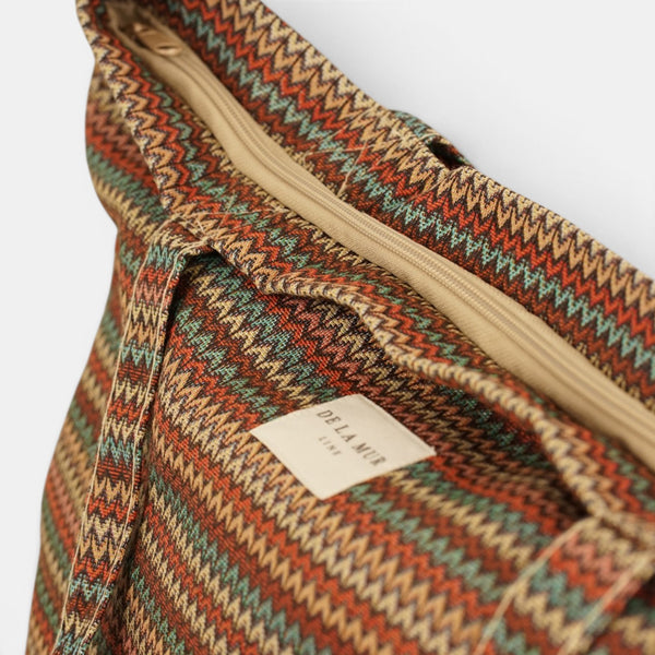 Bolsa grande con cremallera Fron, estampado en blanco, beige, marrón, detalle del producto — De La Mur