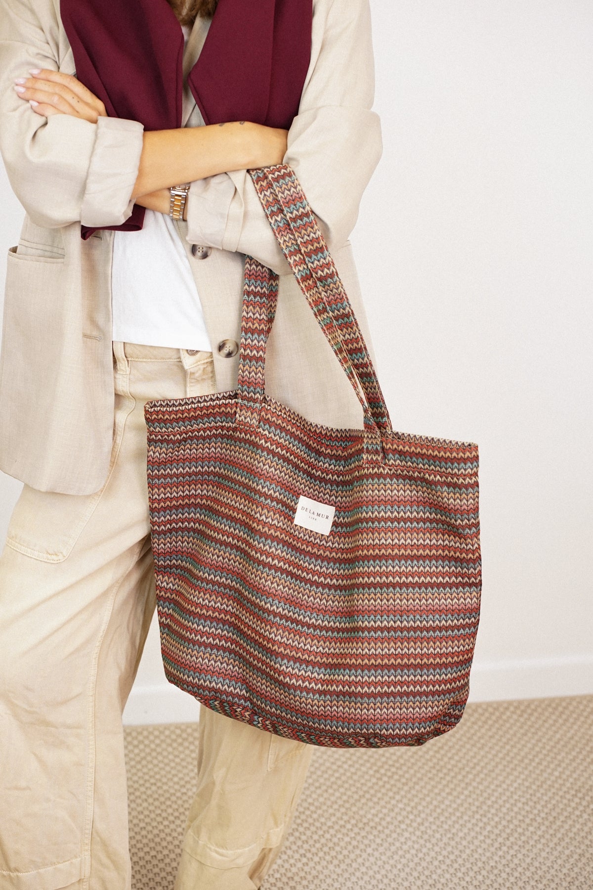 Bolsa grande con cremallera Fron, estampado en blanco, beige, marrón, vista en uso — De La Mur