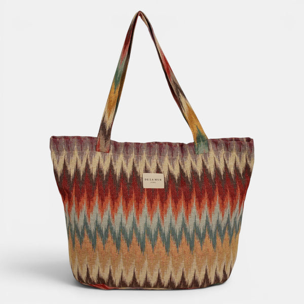 Bolsa grande con cremallera Guana, estampado en beige, negro, marrón, detalle del estampado y el material — De La Mur