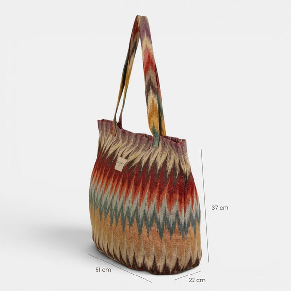 Bolsa grande con cremallera Guana, estampado en beige, negro, marrón, detalle del material y el acabado — De La Mur